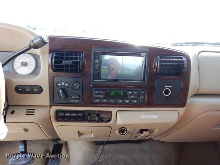 image for item KF9619 2006 Ford F350 Super Duty Lariat King Ranch  Crew Cab flatbed pickup truck