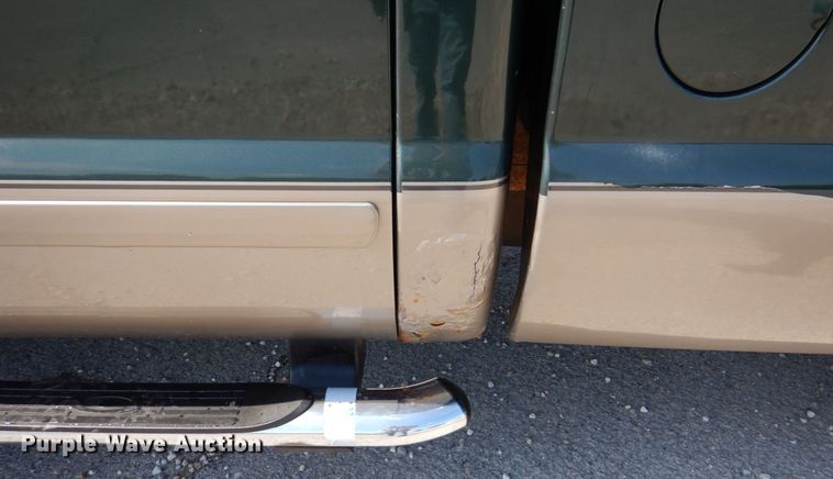 image for item KF9630 2003 Ford F250 Super Duty Lariat  Crew Cab pickup truck