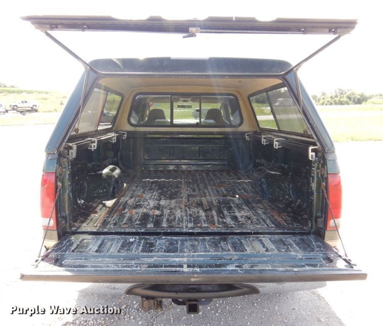 image for item KF9630 2003 Ford F250 Super Duty Lariat  Crew Cab pickup truck