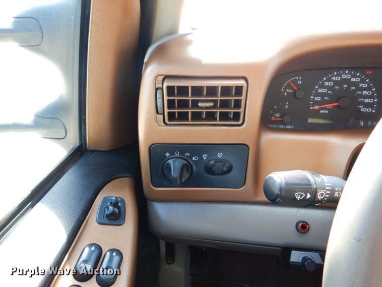 image for item KF9630 2003 Ford F250 Super Duty Lariat  Crew Cab pickup truck