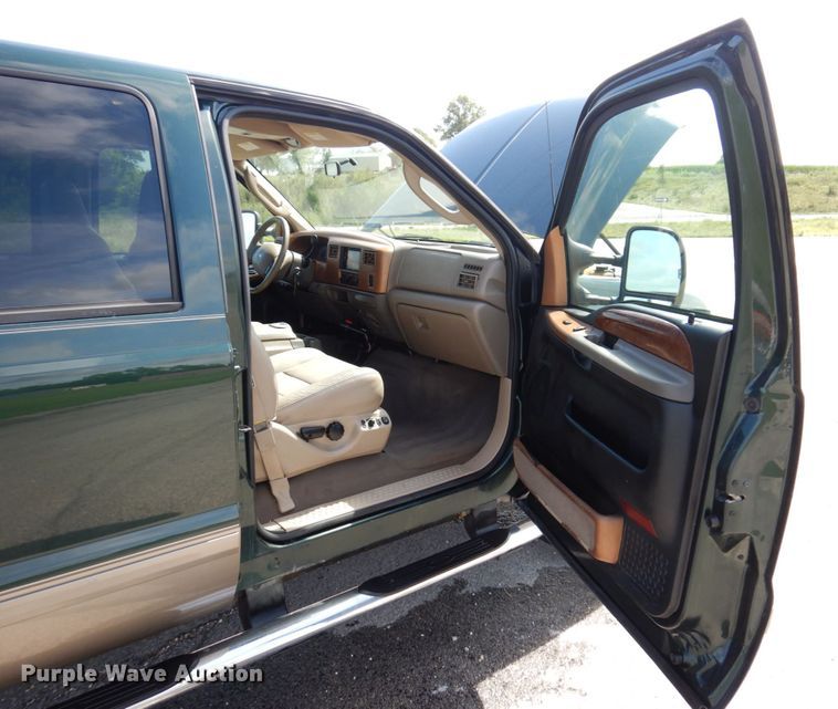 image for item KF9630 2003 Ford F250 Super Duty Lariat  Crew Cab pickup truck