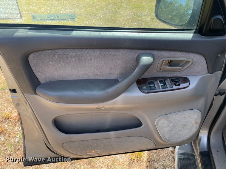 image for item KJ9706 2002 Toyota Sequoia  SUV