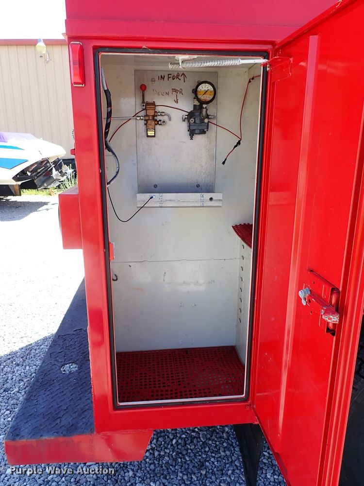 image for item LK9034 1993 International 4700  Crew Cab utility / service truck