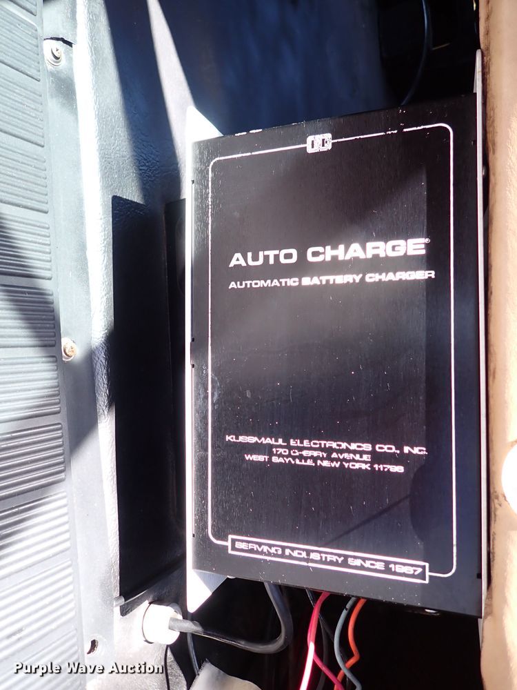 image for item LK9034 1993 International 4700  Crew Cab utility / service truck