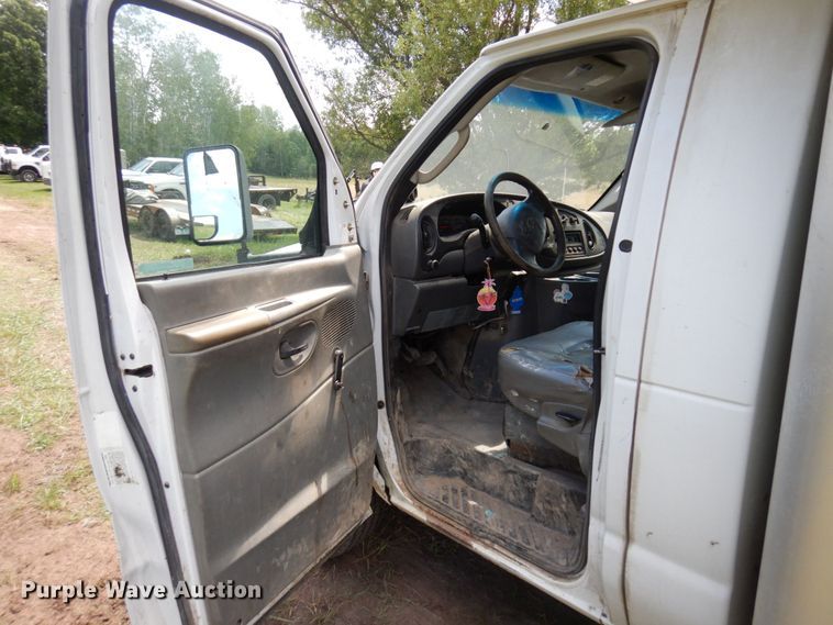 image for item MF9757 2006 Ford E350  box truck