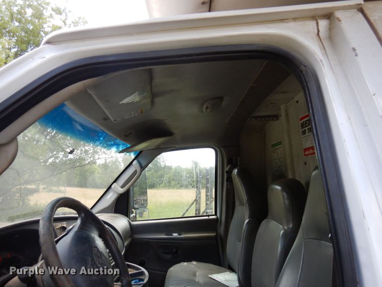 image for item MF9757 2006 Ford E350  box truck