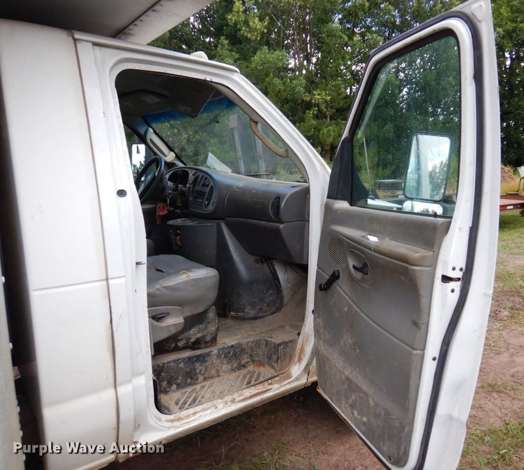 image for item MF9757 2006 Ford E350  box truck