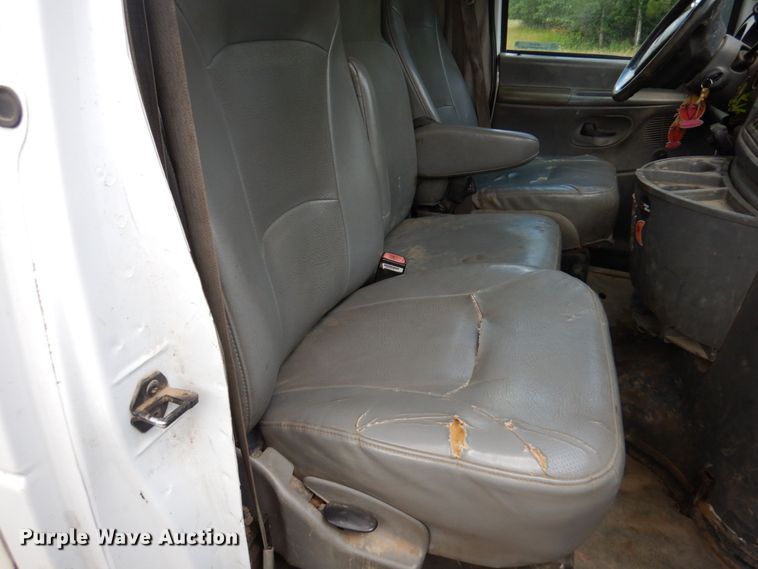 image for item MF9757 2006 Ford E350  box truck