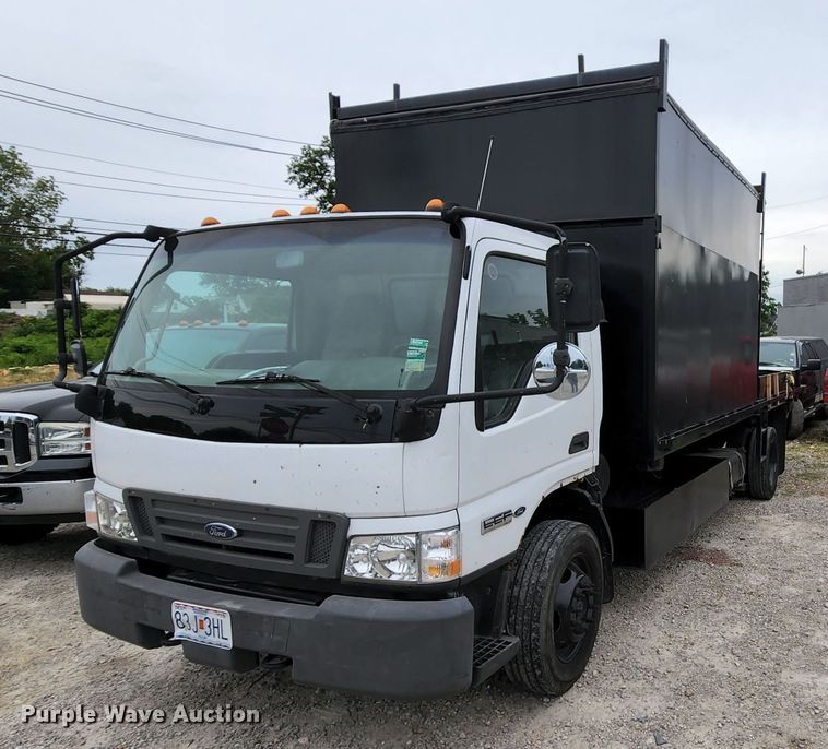 image for item MK9059 2006 Ford LCF 550  flatbed truck