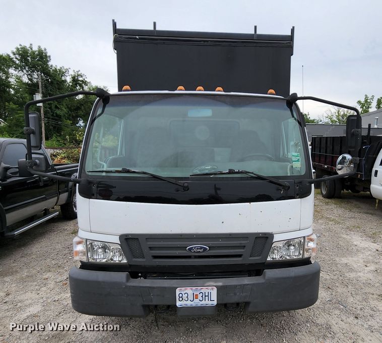 image for item MK9059 2006 Ford LCF 550  flatbed truck