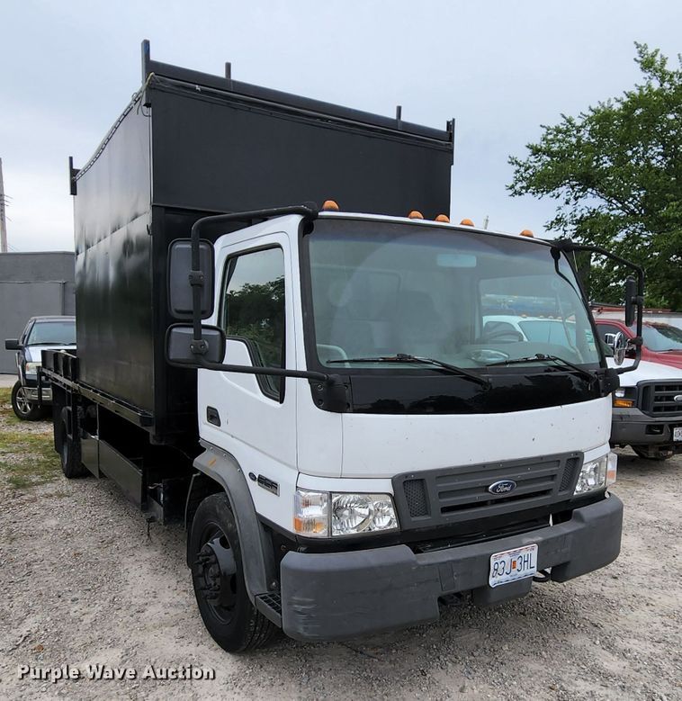 image for item MK9059 2006 Ford LCF 550  flatbed truck