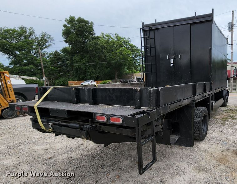 image for item MK9059 2006 Ford LCF 550  flatbed truck