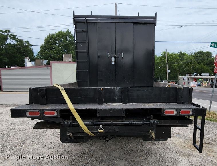 image for item MK9059 2006 Ford LCF 550  flatbed truck