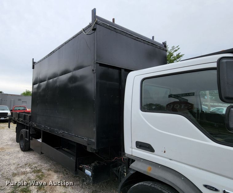image for item MK9059 2006 Ford LCF 550  flatbed truck