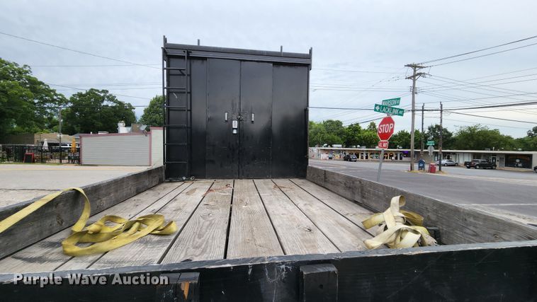 image for item MK9059 2006 Ford LCF 550  flatbed truck