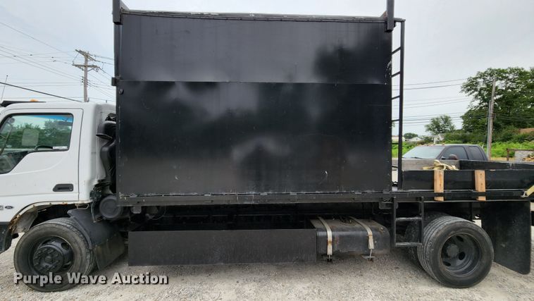 image for item MK9059 2006 Ford LCF 550  flatbed truck