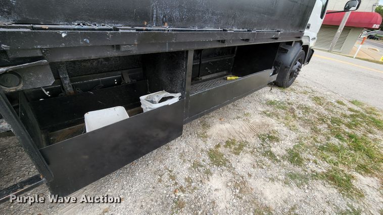 image for item MK9059 2006 Ford LCF 550  flatbed truck