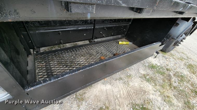 image for item MK9059 2006 Ford LCF 550  flatbed truck