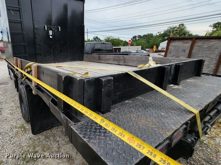 image for item MK9059 2006 Ford LCF 550  flatbed truck