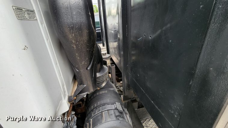 image for item MK9059 2006 Ford LCF 550  flatbed truck