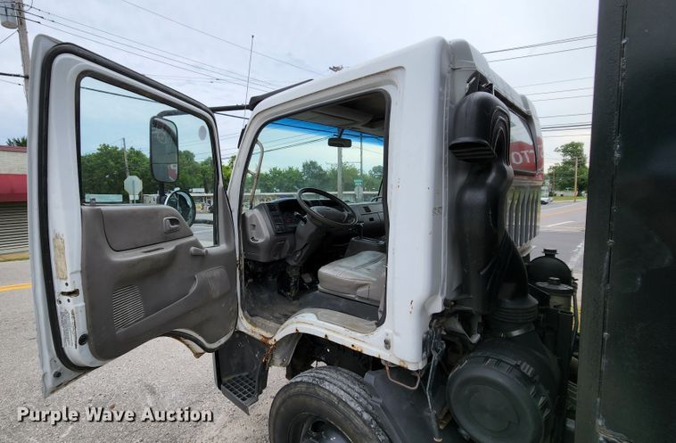 image for item MK9059 2006 Ford LCF 550  flatbed truck