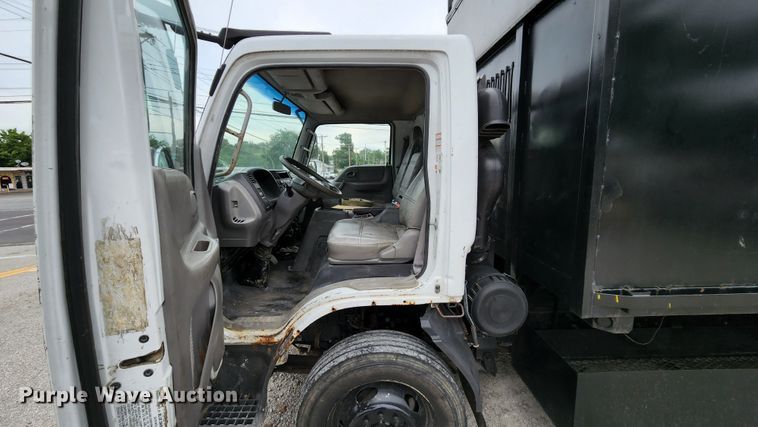 image for item MK9059 2006 Ford LCF 550  flatbed truck