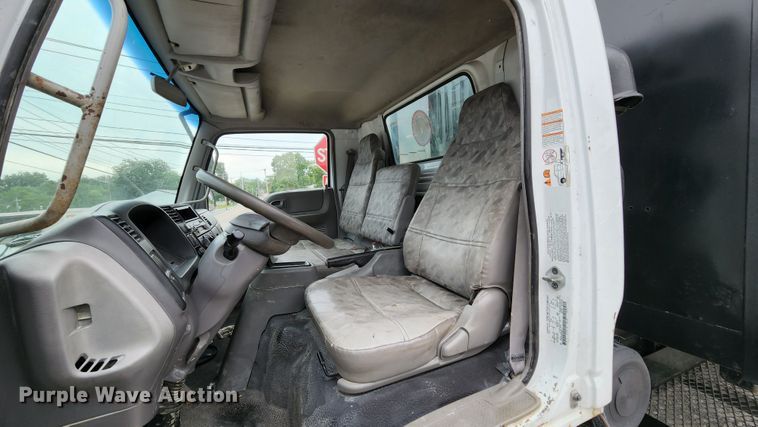 image for item MK9059 2006 Ford LCF 550  flatbed truck