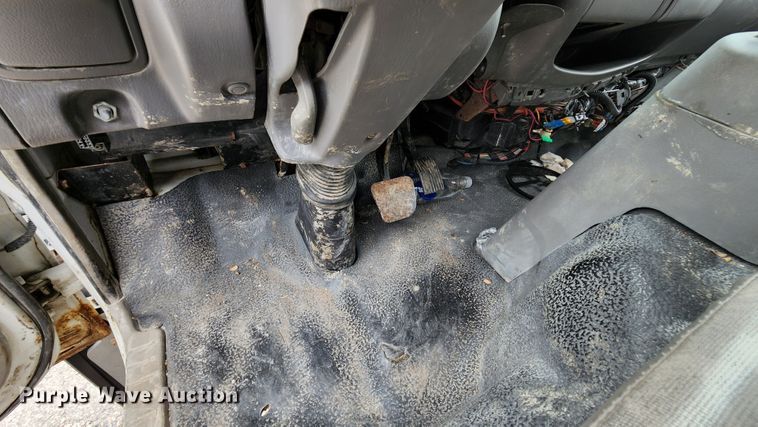 image for item MK9059 2006 Ford LCF 550  flatbed truck