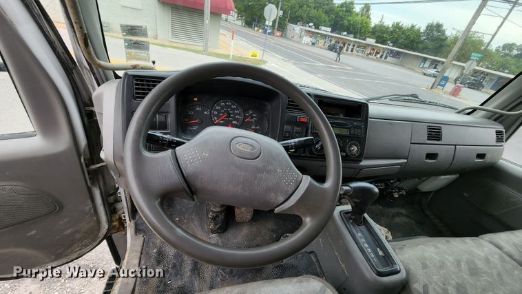 image for item MK9059 2006 Ford LCF 550  flatbed truck