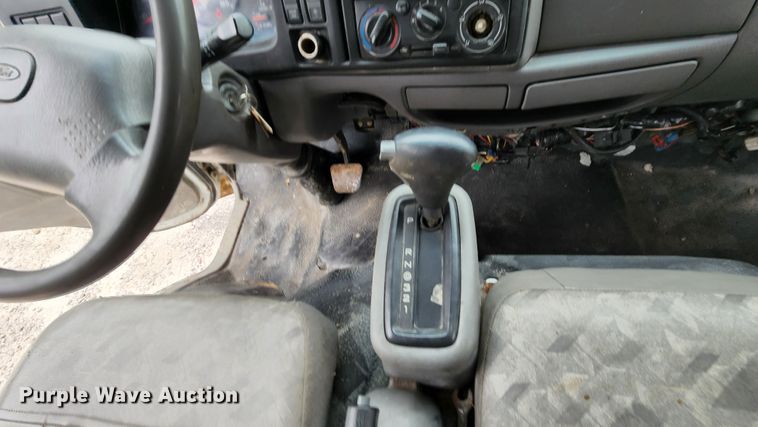 image for item MK9059 2006 Ford LCF 550  flatbed truck