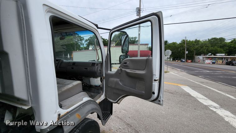 image for item MK9059 2006 Ford LCF 550  flatbed truck