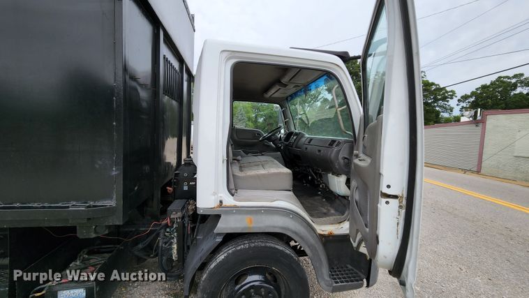 image for item MK9059 2006 Ford LCF 550  flatbed truck