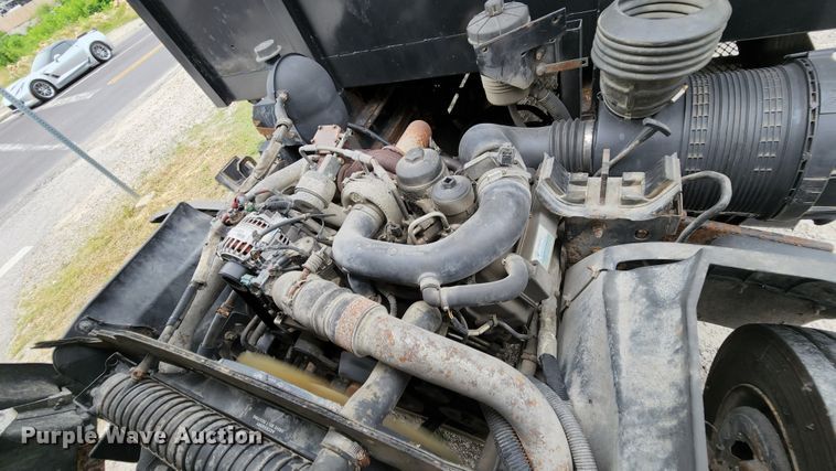 image for item MK9059 2006 Ford LCF 550  flatbed truck