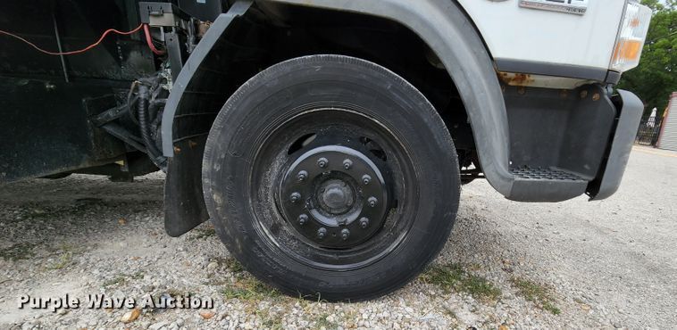 image for item MK9059 2006 Ford LCF 550  flatbed truck