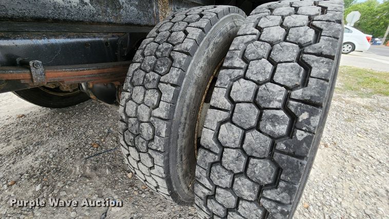 image for item MK9059 2006 Ford LCF 550  flatbed truck