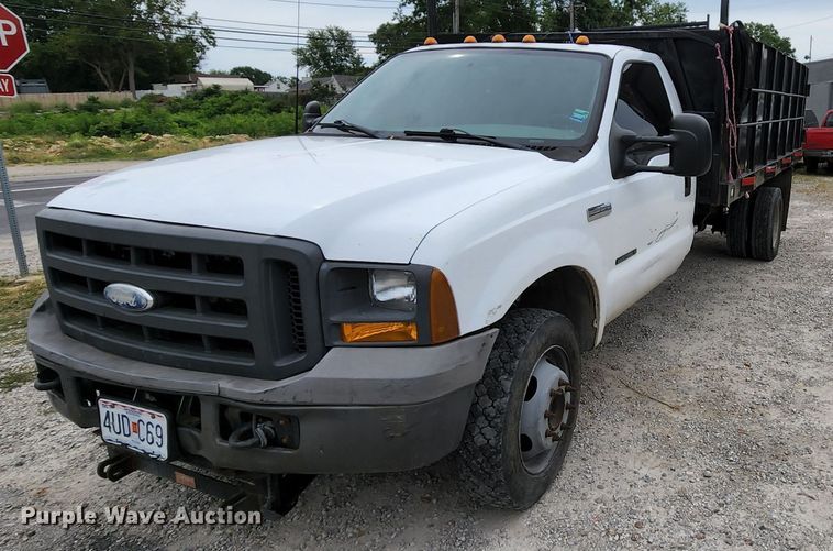 image for item MK9060 2003 Ford F550 Super Duty XL  flatbed truck