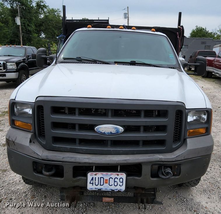 image for item MK9060 2003 Ford F550 Super Duty XL  flatbed truck