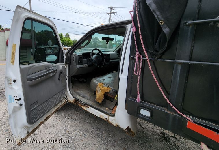 image for item MK9060 2003 Ford F550 Super Duty XL  flatbed truck