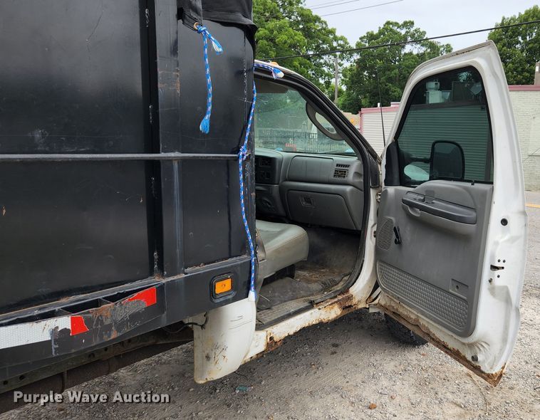 image for item MK9060 2003 Ford F550 Super Duty XL  flatbed truck