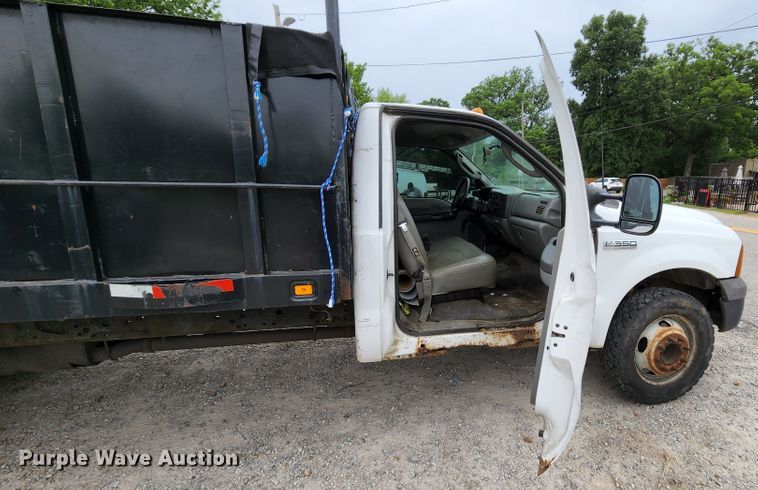 image for item MK9060 2003 Ford F550 Super Duty XL  flatbed truck