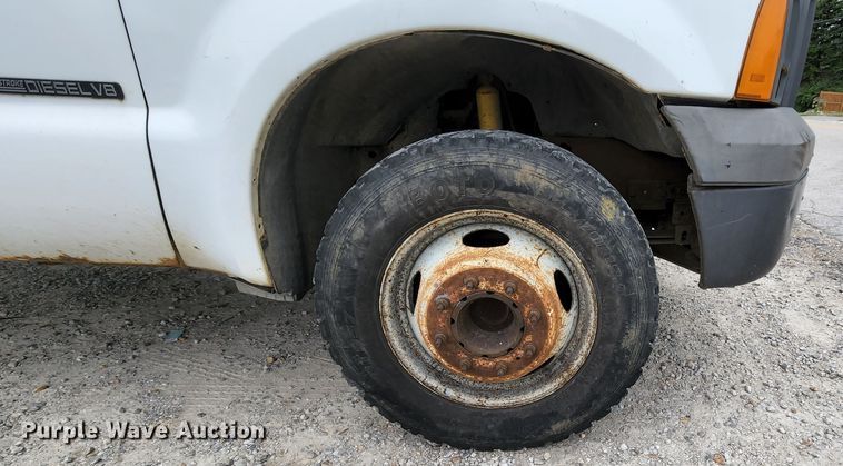 image for item MK9060 2003 Ford F550 Super Duty XL  flatbed truck