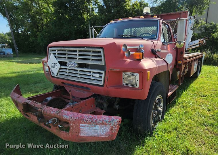 image for item MK9070 1992 Ford F700  flatbed truck