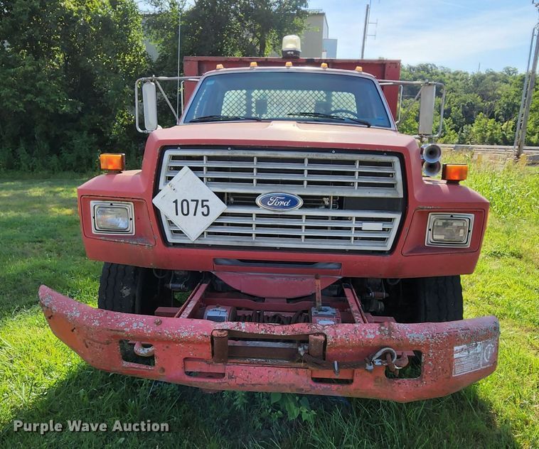 image for item MK9070 1992 Ford F700  flatbed truck