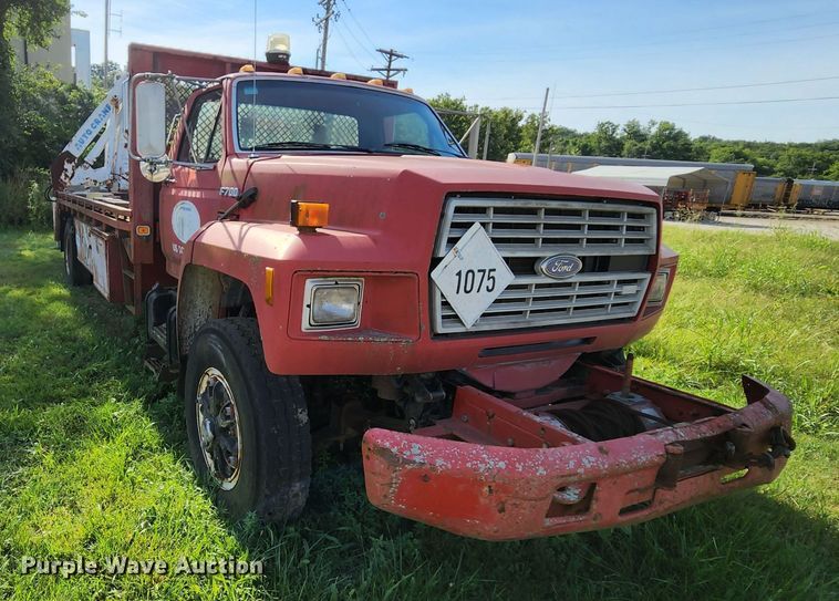 image for item MK9070 1992 Ford F700  flatbed truck