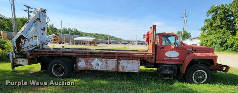 image for item MK9070 1992 Ford F700  flatbed truck