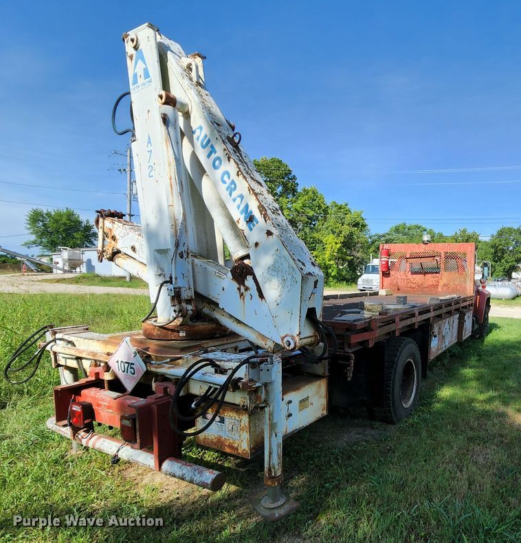 image for item MK9070 1992 Ford F700  flatbed truck