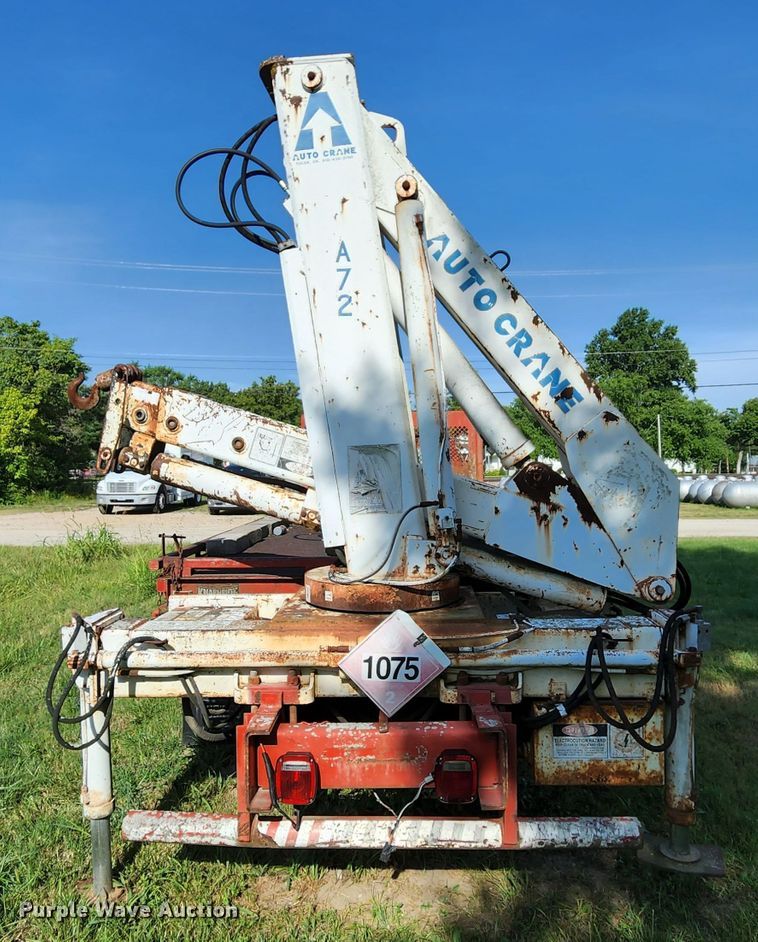 image for item MK9070 1992 Ford F700  flatbed truck