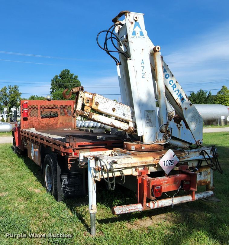 image for item MK9070 1992 Ford F700  flatbed truck