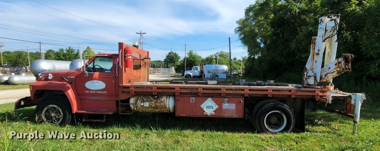image for item MK9070 1992 Ford F700  flatbed truck