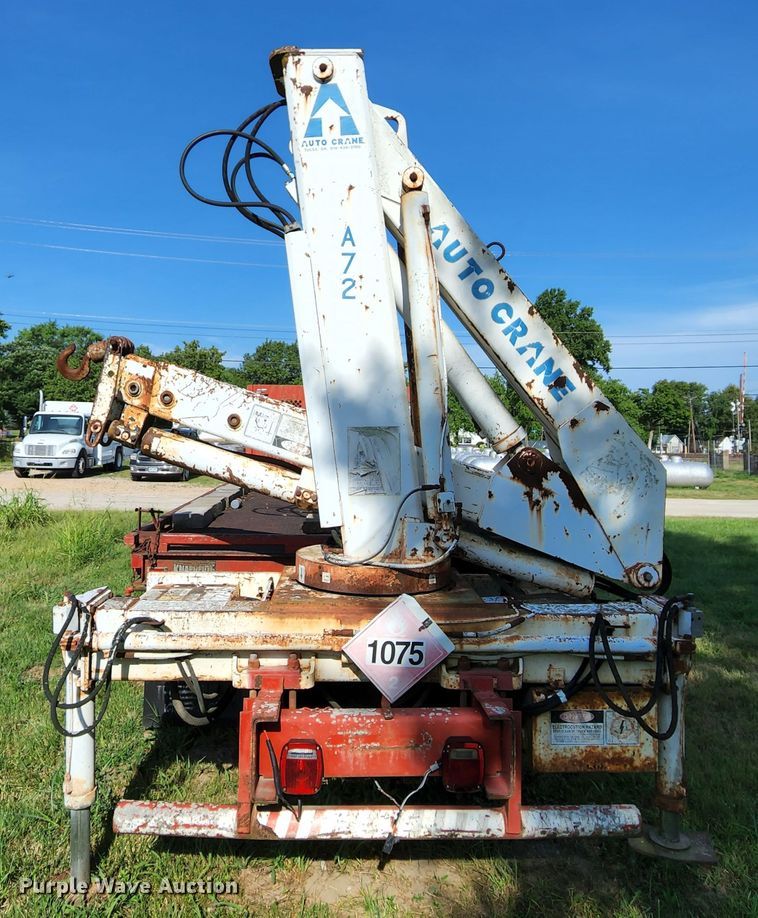 image for item MK9070 1992 Ford F700  flatbed truck